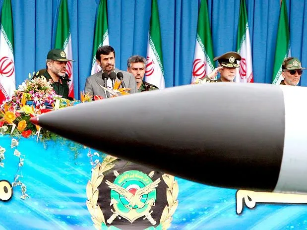  Ahmadinejad observa apresentação de arsenal bélico durante desfile no Dia das Forças Armadas, em Teerã