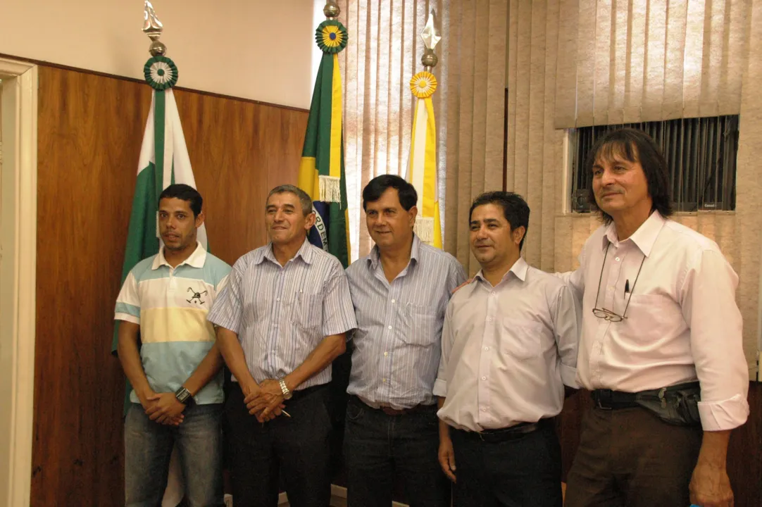 Pastor Antônio Pires, membro da executiva municipal do PR, deputado Chico da Princesa, e vereadores Deco e Carmelo, na Câmara de Apucarana
