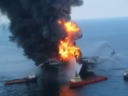  Imagens da plataforma de petróleo no momento do incêndio; petróleo pode danificar ecossistema da costa do Estado da Louisiana