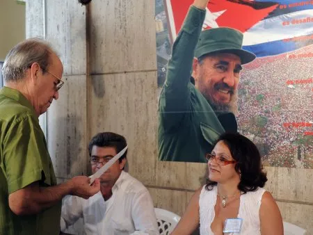  O jogo A Família tem cenários em que aparecem as famosas fotos de Fidel Castro e Che Guevara nas paredes dos locais públicos de Cuba