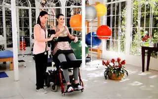  Fisioterapeuta ajuda Luciana a usar o novo equipamento