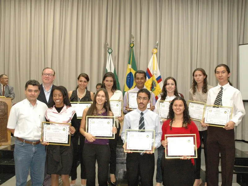 Um grupo de alunos da Faculdade de Ciências Econômicas de Apucarana (Fecea) recebeu nesta semana certificado de menção honrosa na Câmara de Vereadores+