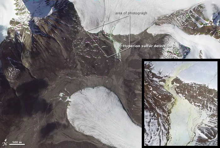  No canto inferior direito há uma foto tirada por helicóptero na área que aparece em destaque no centro da imagem tirada pelo satélite
