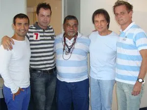  Roberto Carlos com integrantes da Escola
