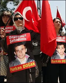  Funeral de ativista atraiu dezenas de manifestantes na Turquia nesta sexta