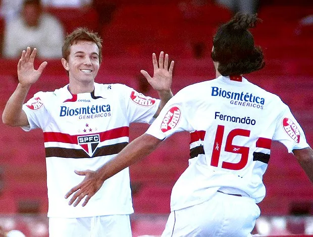  Dagoberto comemora um de seus gols com Fernandão na vitória deste domingo