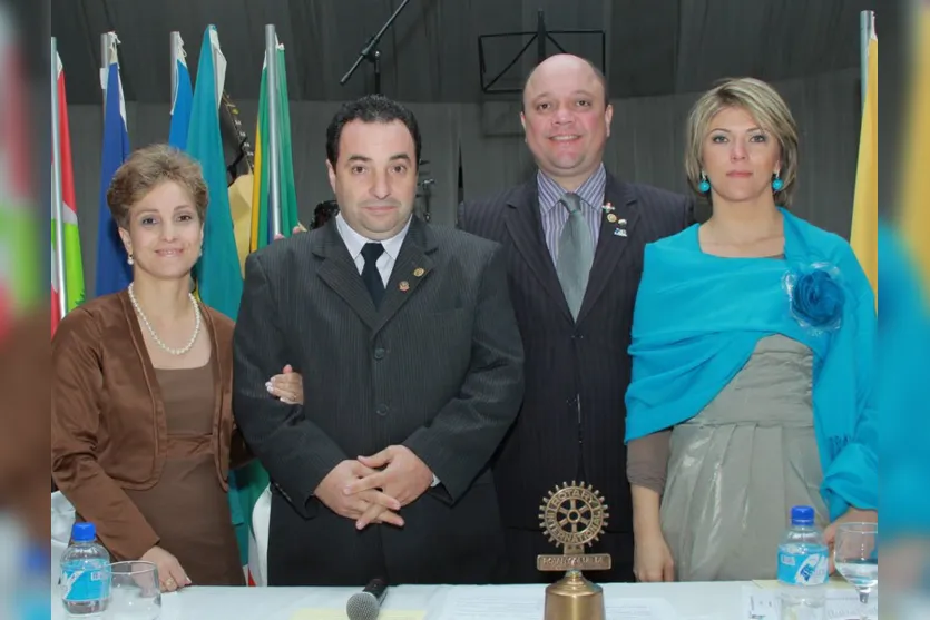   O novo presidente, Paulo José dos Santos e a esposa Claudete ao lado de Luciano Leugi Barreto e da esposa Silmara Simone Strazzi Barreto  