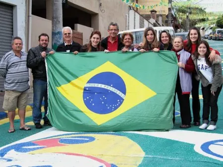  A união entre os moradores da rua Padre Agostinho Poncet, em Santana, garante a decoração da via para a Copa do Mundo a cada quatro anos