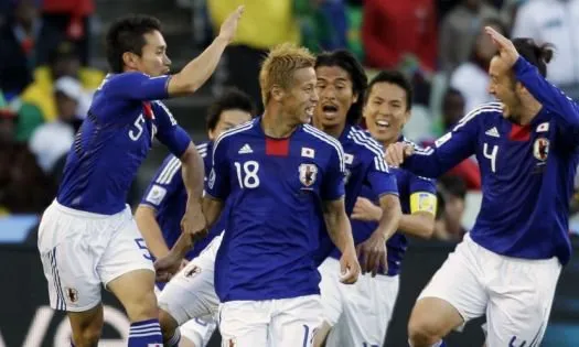  Japoneses abraçam Honda, autor do gol da vitória