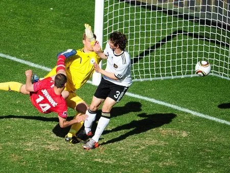  Jovanovic, autor do gol sérvio, foi um dos destaques da partida