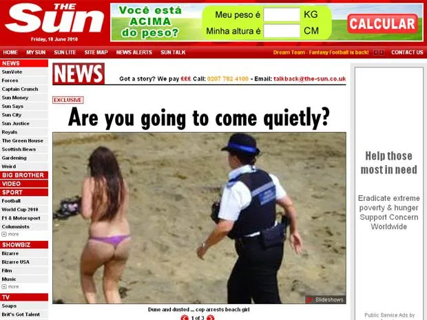 Mulher é acompanhada por um dos seis policiais que interromperam sessão de sexo na praia