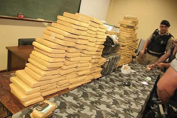 Patrulheiros da Polícia Rodoviária Estadual (PRE) apreenderam cerca de 100 tabletes de maconha no contorno da cidade de Rolândia