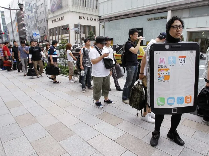  Cerca de 300 pessoas esperavam a abertura da principal loja revendedora em Tóquio