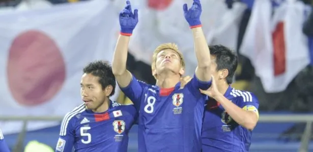  Japoneses celebram gol na vitória que garantiu o time nas oitavas de final