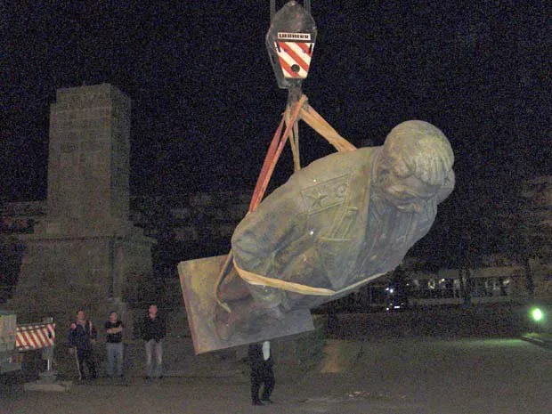 Estátua de Stalin foi removida durante a noite e será colocada no jardim de um museu dedicado ao ex-líder
