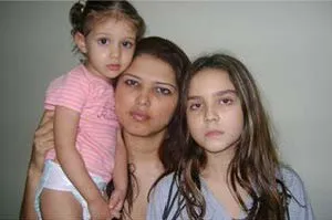  Empresária Maria José Quinteiro Madeira Lemos, 36 anos, que limpou o tapete com as filhas Manuella, 2 anos e Amanda, 9 anos 