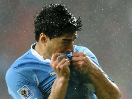  Suárez foi a estrela da partida, com dois gols marcados e muita raça em campo