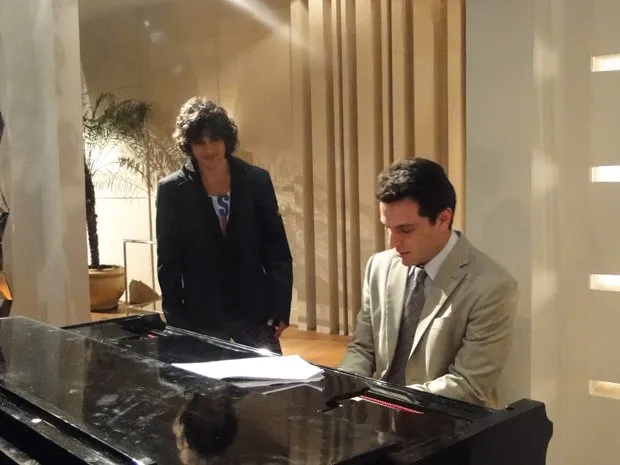  Rodrigo Lombardi mostra o que tem aprendido no piano para Fiuk
