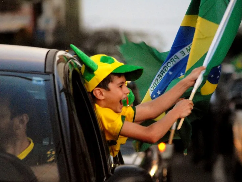 Criança comemora mais uma vitória do Brasil em Apucarana