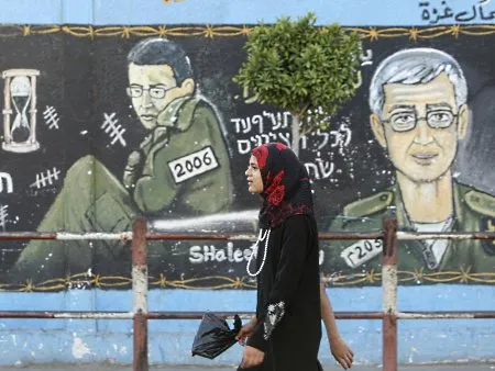 Palestina passa por muro retratando o soldado israelense Gilad Shalit no norte da faixa de Gaza; Israel ofereceu mil prisioneiros palestinos em troca do militar, sequestrado em 2006 por militantes do Hamas
