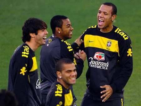 Kaká, Robinho, Luís Fabiano e Daniel Alves: esse será o quarteto ofensivo que tentará fazer o que o Quadrado Mágico não conseguiu nas quartas de final da última Copa