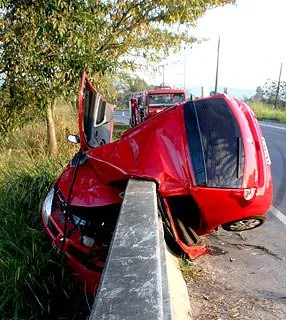 Homem perdeu o controle do veículo, um Renault Sandero, e bateu na mureta lateral da Rio-Santos