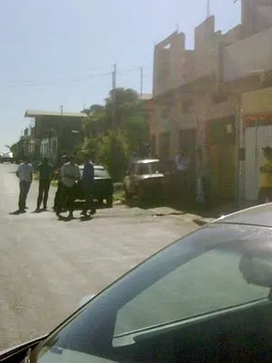  Policiais cercam a casa no bairro Santa Clara, em Vespasiano
