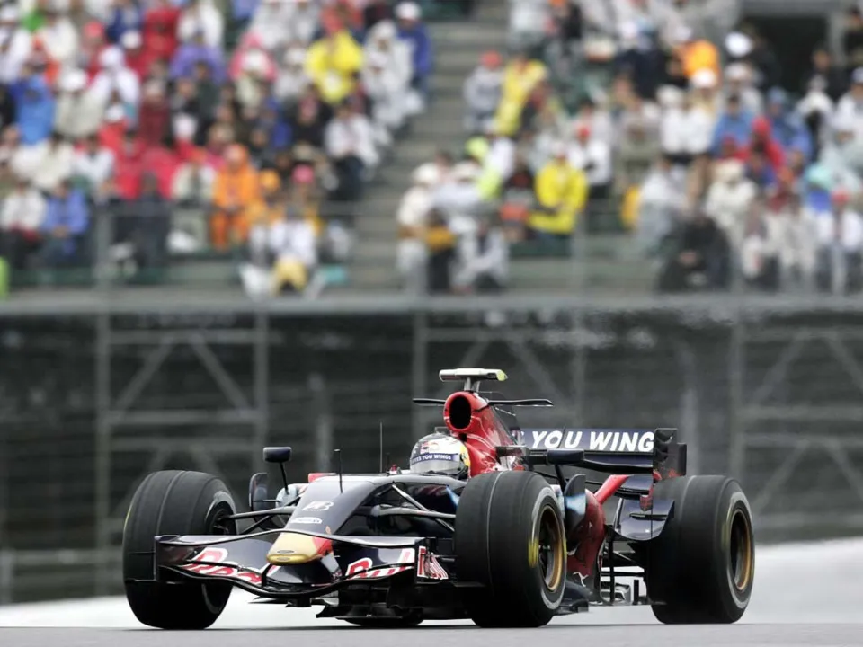 Alemão venceu duelo caseiro com Mark Webber, que sai em segundo; Alonso é o terceiro