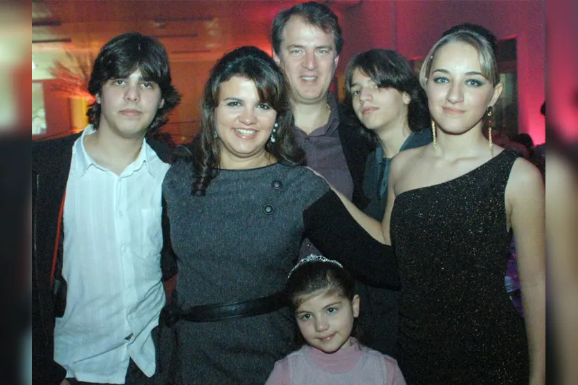  Vanderlei Sartori, junto da esposa Cristiane, dos filhos Pedro, Gustavo e Luísa, e da sobrinha Bárbara  
