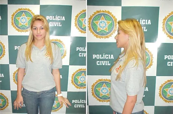   Ela se apresentou no fim da noite, na 16ªDP (Barra da Tijuca), para fazer um registro