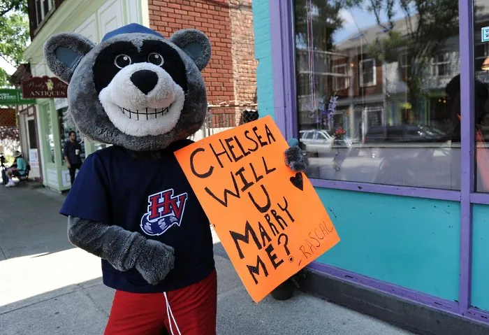  Mascote segura cartaz com dizeres "Chelsea, casa comigo?" na cidade de Rhinebeck, onde a filha dos Clinton vai se casar