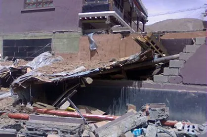 O primeiro sismo de magnitude 5,7 sacudiu a cidade de Torbat-e Heydariyeh
