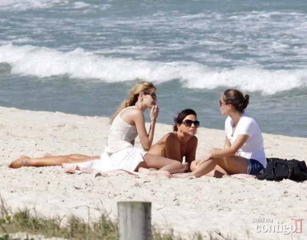  Depois, a modelo fez topless na Praia da Reserva