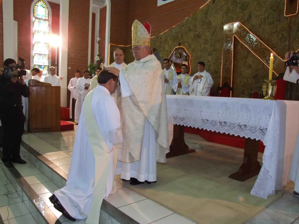  Dom Celso durante a ordenação de Padre Fidelsino