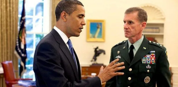  Barack Obama e Stanley McChrystal, comandante das forças dos EUA no Afeganistão