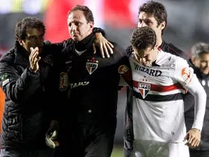  O goleiro Rogério Ceni chora abraçado por Hernanes após a eliminação do São Paulo nesta quinta-feira