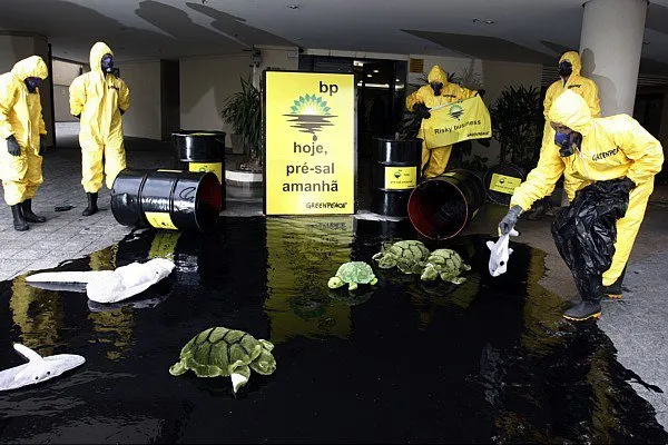 Greenpeace protesta em frente à British Petroleum