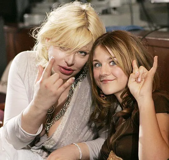  Courtney Love com a filha Frances Bean Cobain em foto de 2005