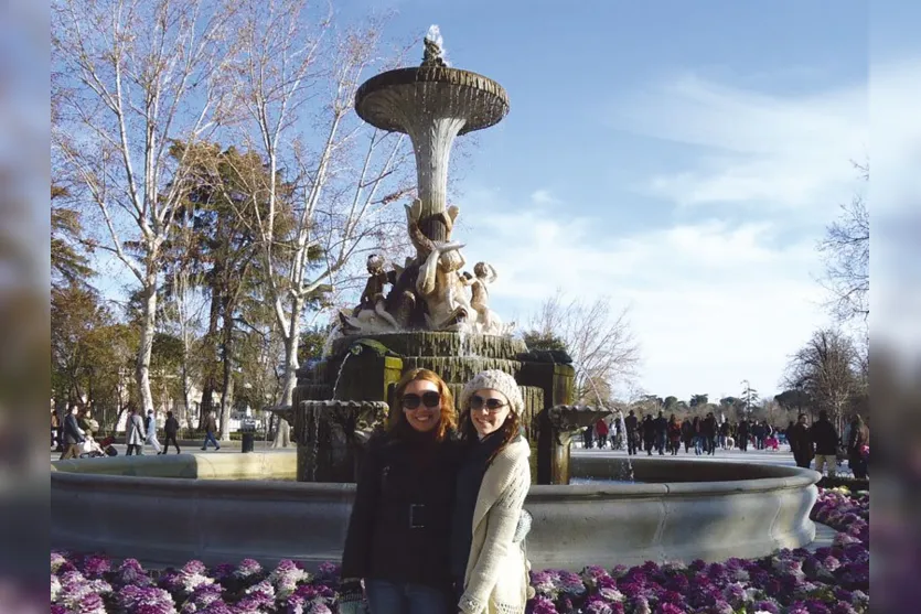   No começo deste ano, as irmãs Carolina e Camila Rank fizeram uma viagem linda à Espanha. Elas visitaram várias cidades e lugares. Em Madrid, posaram no Parque del Retiro 