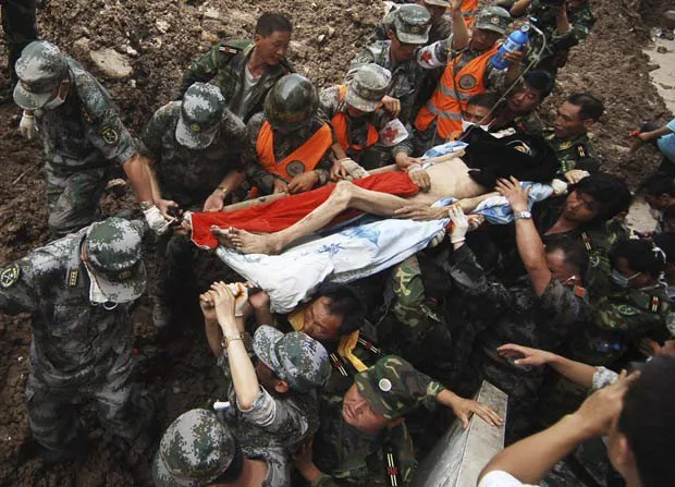  Liuma Shengdai, de 52 anos, durante resgate na última terça em Zhouqu