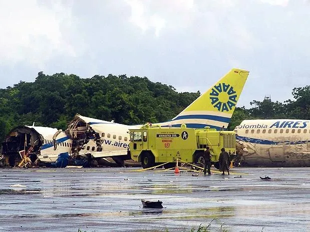  O raio partiu o avião em três partes antes do pouso, na ilha de San Andrés, e deixou uma pessoa morta