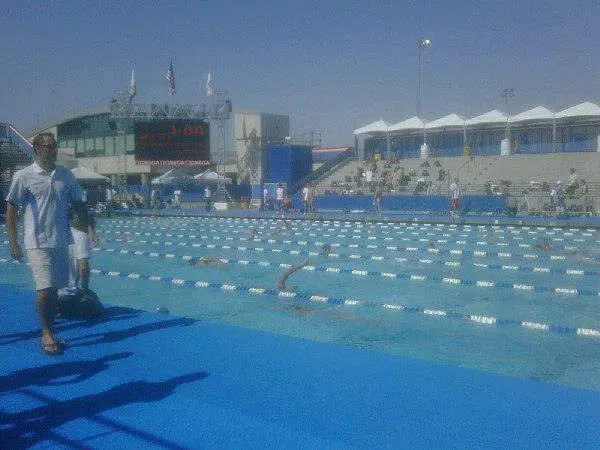  Descontraído, o nadador publicou a foto acima em sua conta no Twitter para contar aos fãs que já havia chegado ao lugar de sua próxima competição