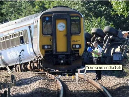 Imagem do jornal britânico The Guardian mostra trem que bateu em caminhão no Reino Unido; acidente em Suffolk deixou 21 feridos