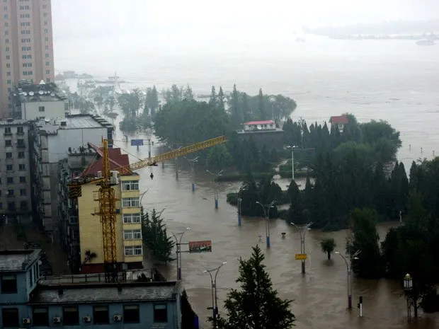  Rio Yalo, na cidade chinesa de Dandong, não suportou as fortes chuvas que caem na região