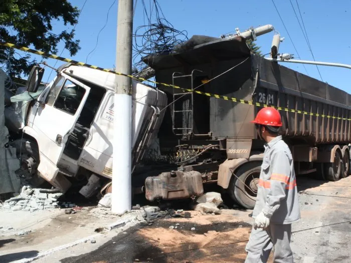  As duas carretas bateram de frente no cruzamento das avenidas Cristiano Machado e Valdomiro Lobo; motorista saiu ferido