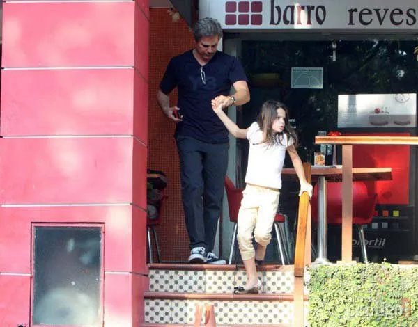  O ator Edson Celulari foi clicado em um restaurante no Rio de Janeiro com a filha, Sophia