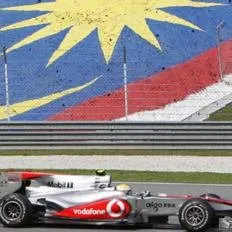 Lewis Hamilton leva multa na Austrália