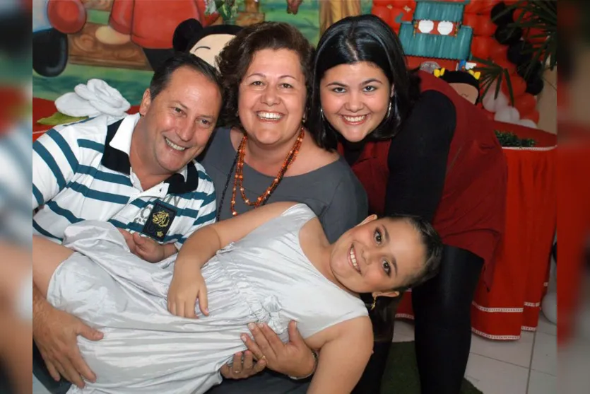   Larissa Rosseti, com os pais Luís e Miriam, e Carol 
