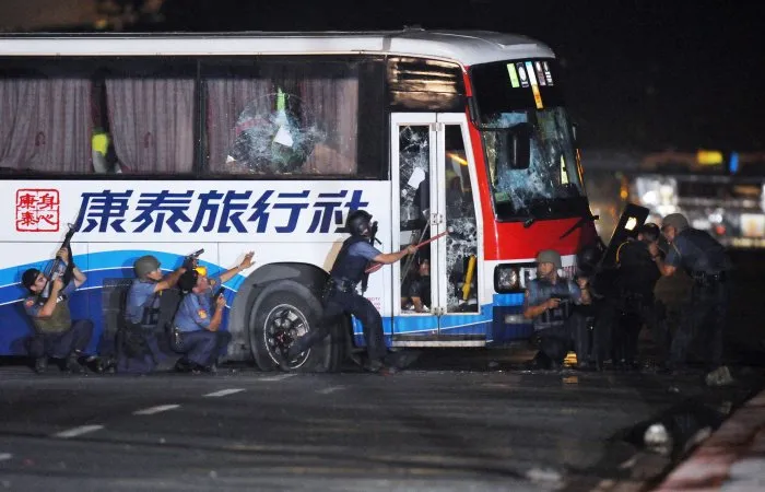  Policiais de grupo de elite tentam invadir ônibus sequestrado em Manila, capital das Filipinas, na última segunda (23)