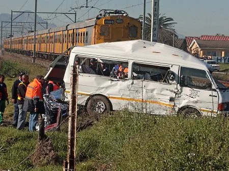  Equipes de resgate socorrem vítimas do acidente com um trem e uma van na África do Sul; ao menos oito crianças morreram e outras cinco ficaram feridas